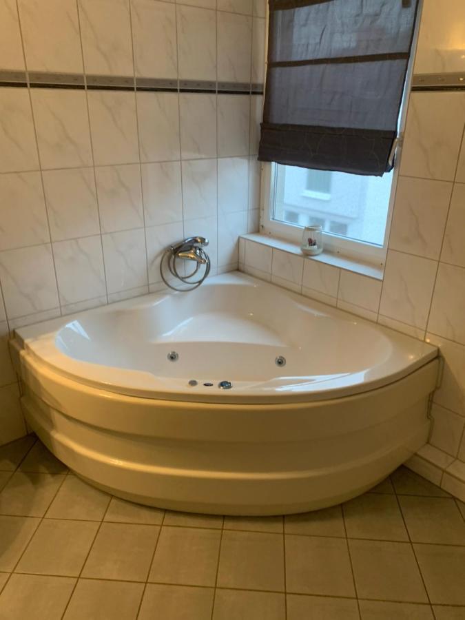 Mainpark Apartment 4 Schlafzimmer Bis Zu 10 Personen Direkt Ueber Aschaffapartment Bei Aschaffenburg Mainaschaff Bagian luar foto