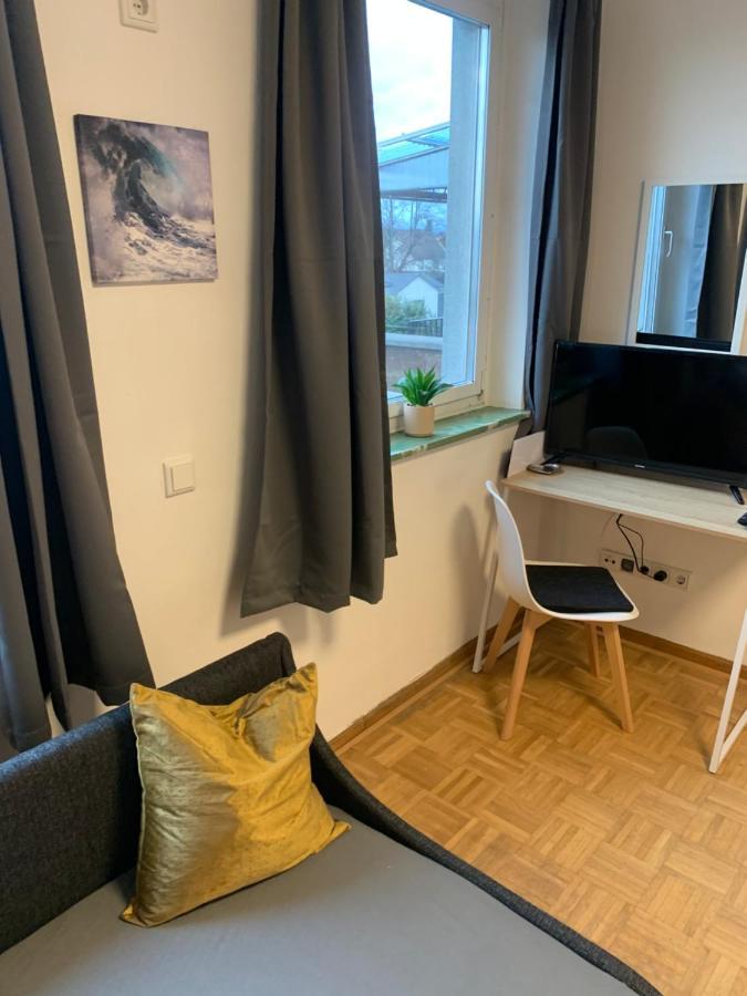 Mainpark Apartment 4 Schlafzimmer Bis Zu 10 Personen Direkt Ueber Aschaffapartment Bei Aschaffenburg Mainaschaff Bagian luar foto