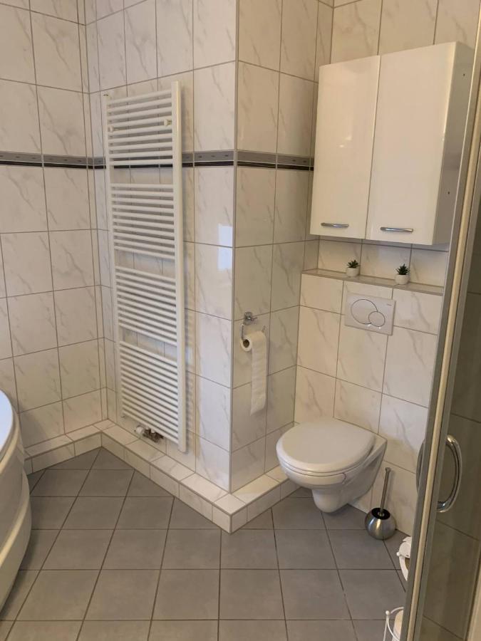 Mainpark Apartment 4 Schlafzimmer Bis Zu 10 Personen Direkt Ueber Aschaffapartment Bei Aschaffenburg Mainaschaff Bagian luar foto